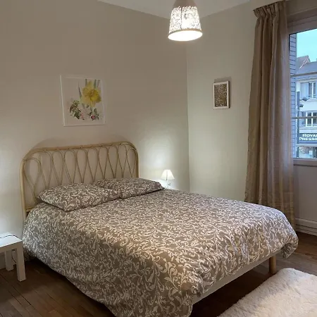 A Moulins: Confort Avec Balcon, Draps Et Linge Inclus - Fr-1-489-398 *