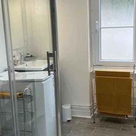 A Moulins: Confort Avec Balcon, Draps Et Linge Inclus - Fr-1-489-398