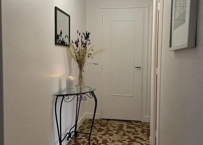 A Moulins: Confort Avec Balcon, Draps Et Linge Inclus - Fr-1-489-398 * Moulins (Allier)