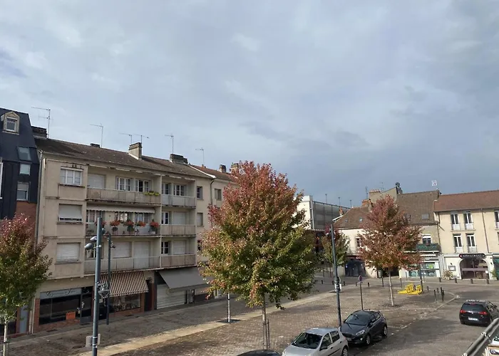 A Moulins: Confort Avec Balcon, Draps Et Linge Inclus - Fr-1-489-398 * Moulins (Allier)